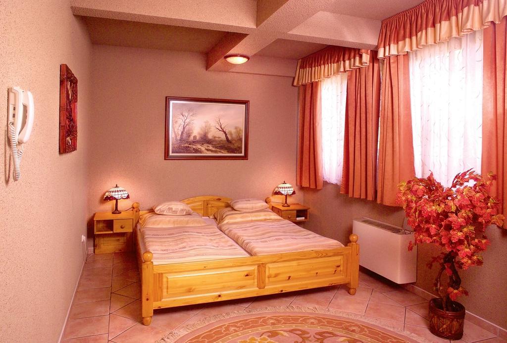 Fehér Hattyú Panzió Orosháza Zimmer foto